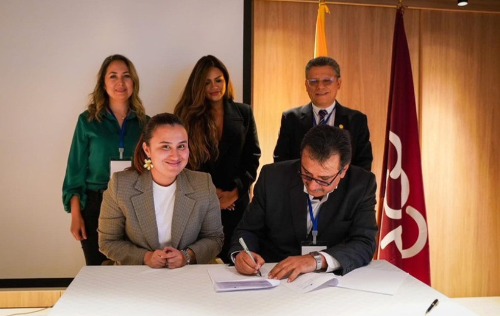 Supersolidaria y BCC firman memorando de entendimiento para crear el Observatorio del sector cooperativo con actividad financiera.